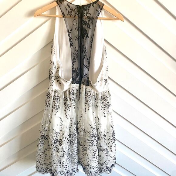 Alice + Olivia Steffy Low V Party Dress - Picture 5 of 7